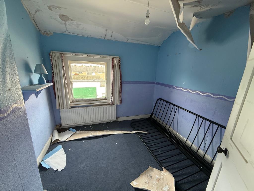 Lot: 96 - COMMERCIAL INVESTMENT WITH VACANT SPLIT LEVEL FLAT ABOVE - Bedroom 2